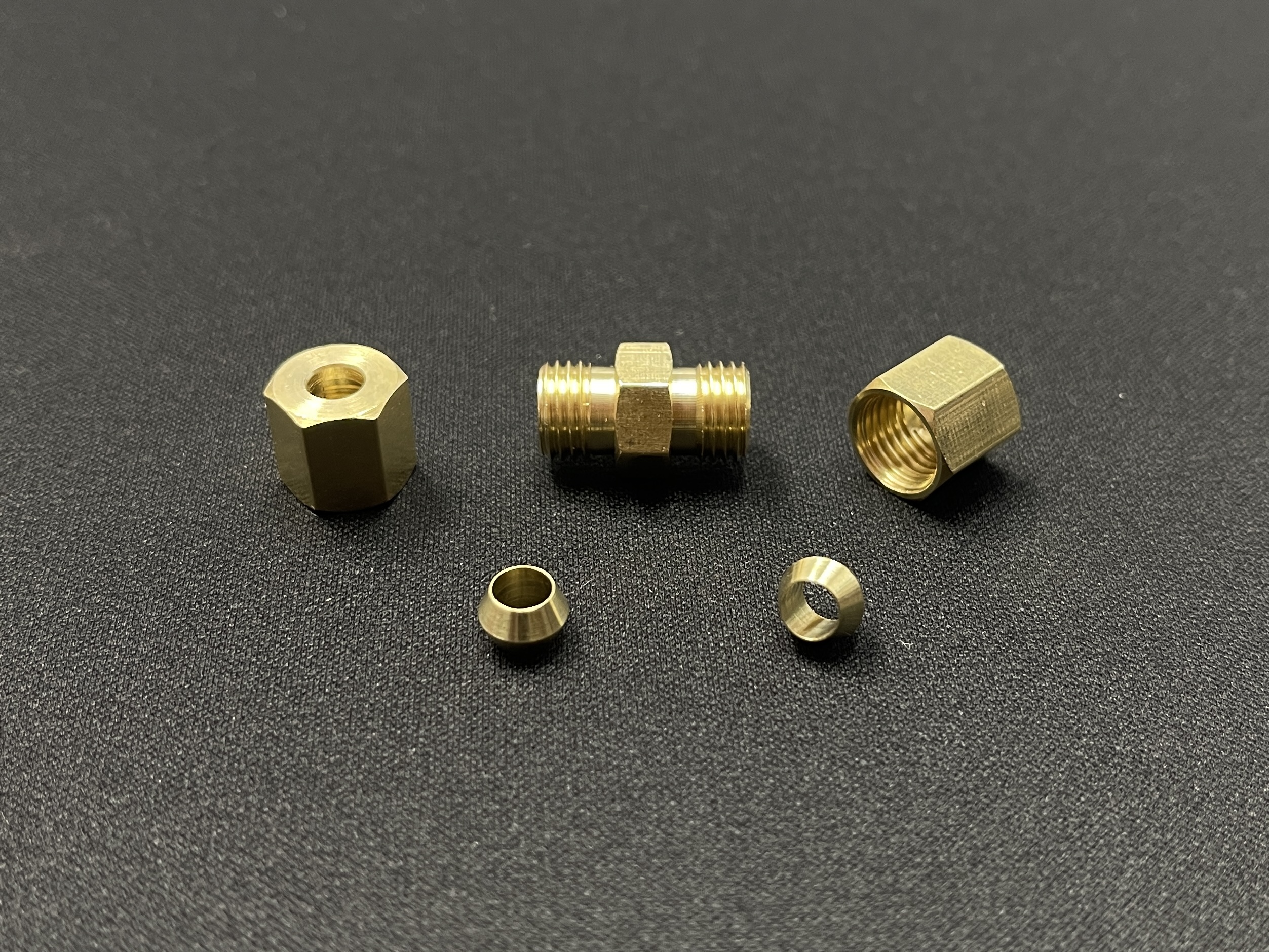 Соединитель тормозных трубок самовальцующийся (латунь, для трубки 4.75мм)