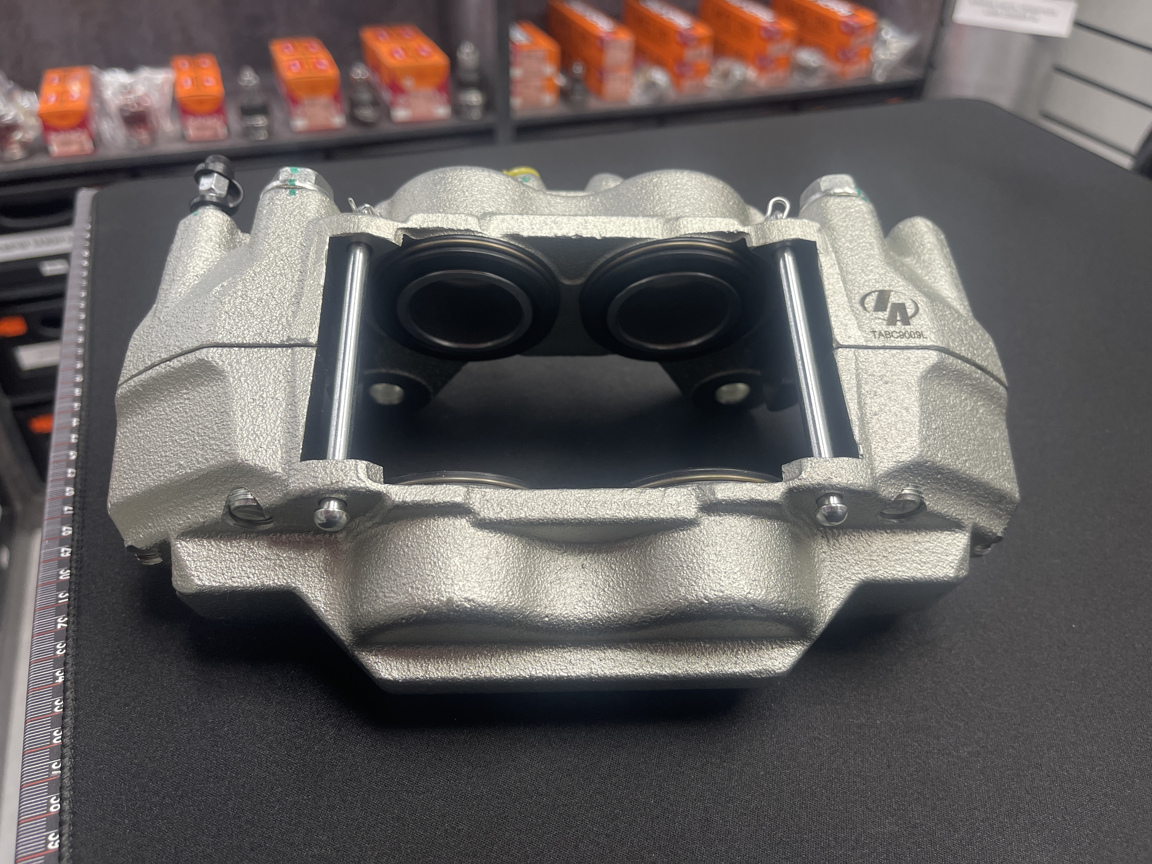 Тормозной суппорт, левый передний Prado 120 , Hilux Surf 215 , GX470